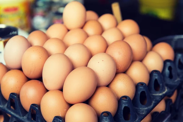 Huevos frescos en bandeja en el mercado callejero asiático —  Fotos de Stock