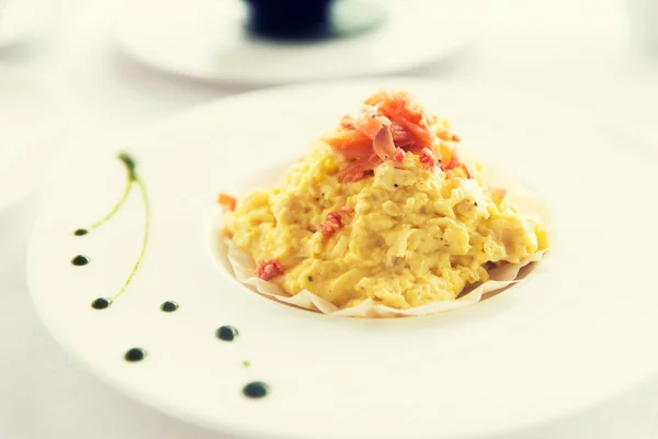 Primer plano del plato del restaurante en la mesa — Foto de Stock