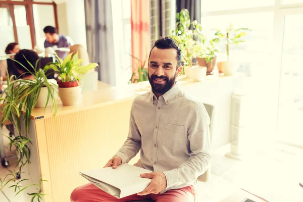 Glückliche kreative männliche Büroangestellte mit Folfer — Stockfoto