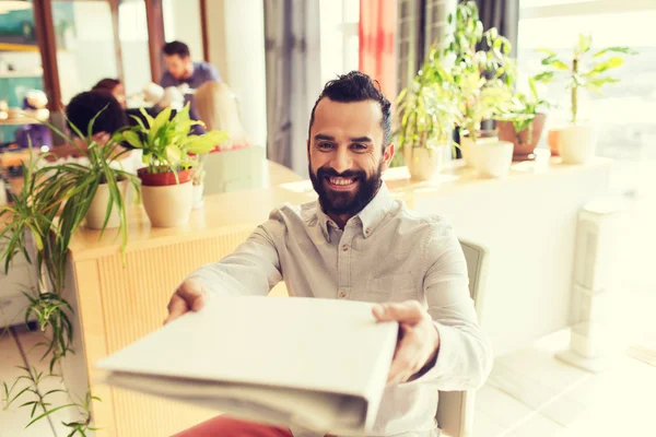 Trabajador de oficina masculino creativo feliz con folfer — Foto de Stock