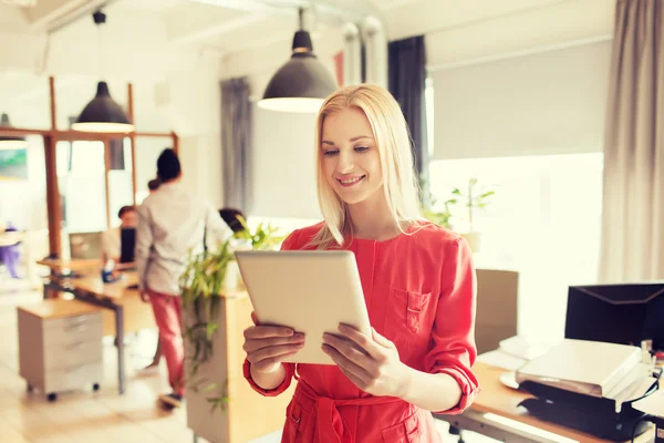 Trabalhador de escritório feminino criativo feliz com tablet pc — Fotografia de Stock