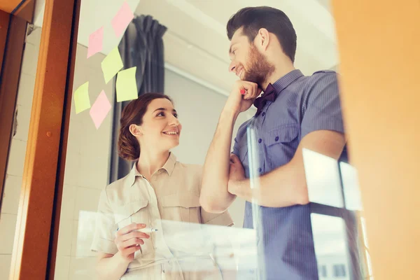 Glückliches Kreativteam im Büro — Stockfoto