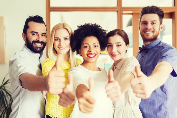 Equipe criativa feliz no escritório — Fotografia de Stock