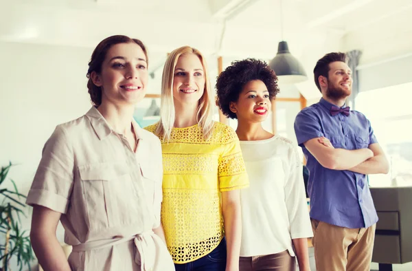 Gelukkig creatieve team in office — Stockfoto