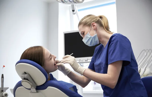 Dentiste femelle vérifier patient fille dents — Photo