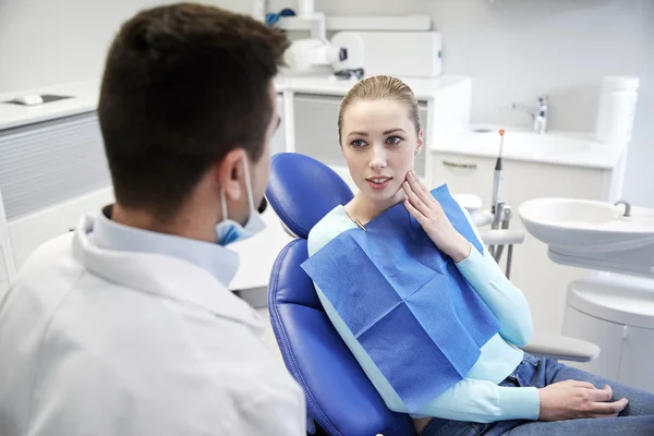 Dentista masculino com paciente mulher na clínica — Fotografia de Stock