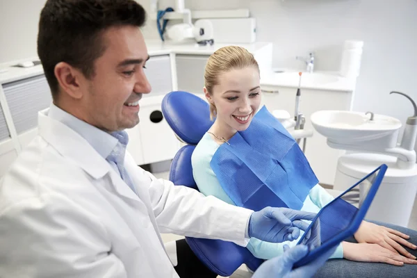 Dentista masculino com tablet pc e paciente mulher — Fotografia de Stock