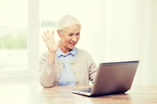 Starší žena s laptopem doma s video chat — Stock fotografie