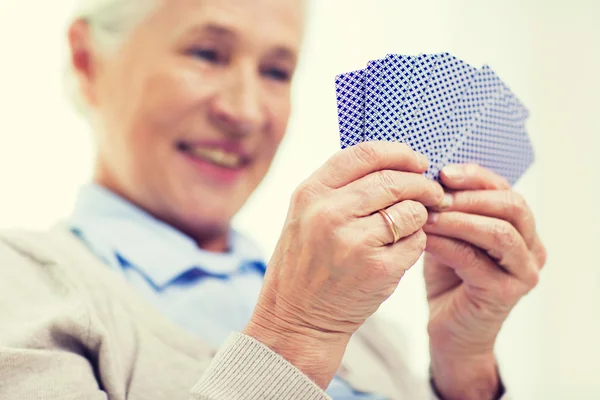 Крупным планом счастливая пожилая женщина играет в карты — стоковое фото