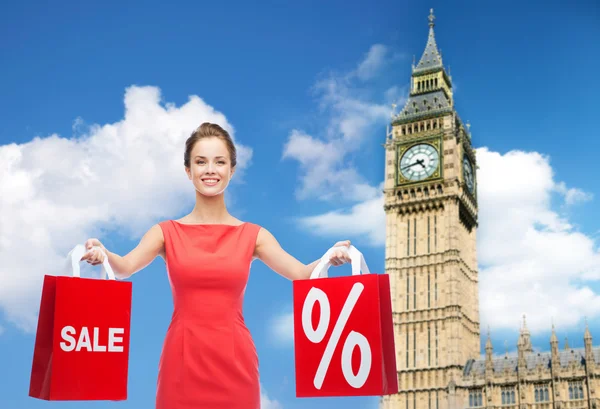 Giovane donna felice con shopping bags oltre big ben — Foto Stock