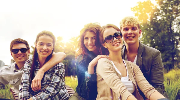 Gruppe von Studenten oder Jugendlichen beim Herumhängen — Stockfoto