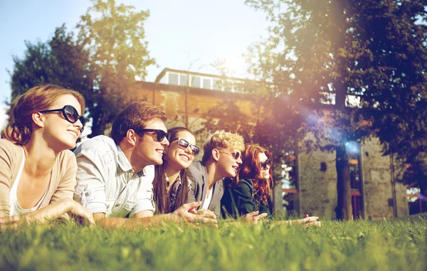 Groupe d'étudiants ou d'adolescents traînant ensemble — Photo