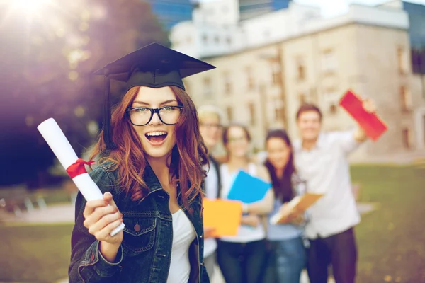 Skupina studentů usmívající se s diplomem a složky — Stock fotografie