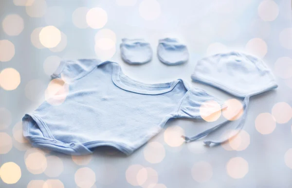 Primer plano de la ropa de los niños del bebé para el recién nacido en la mesa — Foto de Stock