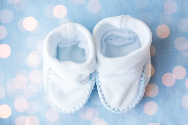 Primer plano de los bootees del bebé para el niño recién nacido en azul — Foto de Stock