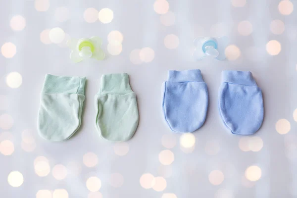 Nahaufnahme von Baby-Fäustlingen und Beruhigungsmitteln für Zwillinge — Stockfoto