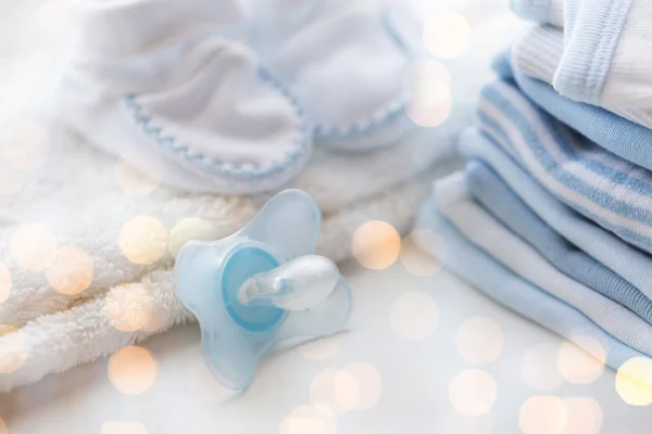 Primer plano de la ropa de chupete y bebé para recién nacidos — Foto de Stock