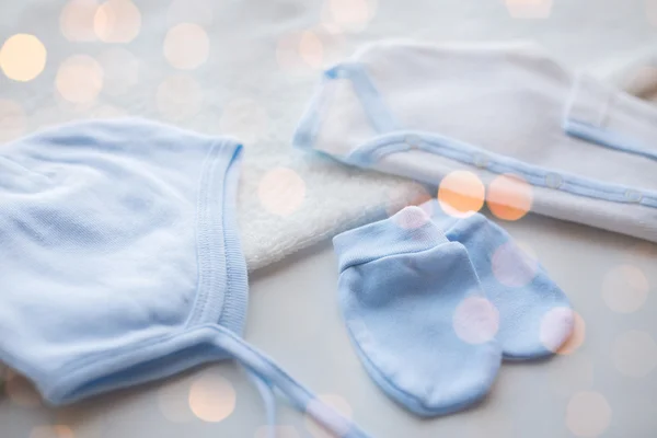 Одежда для новорожденных на столе — стоковое фото