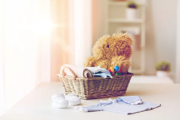 Zbliżenie na ubrania dla dzieci i zabawki dla noworodka — Zdjęcie stockowe