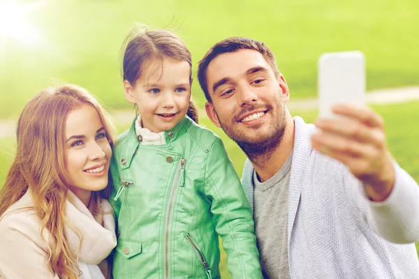通过智能手机户外快乐家庭采取自拍照 — 图库照片