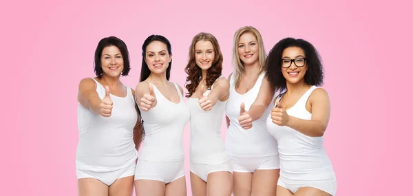 Grupo de mujeres felices diferentes mostrando pulgares hacia arriba — Foto de Stock