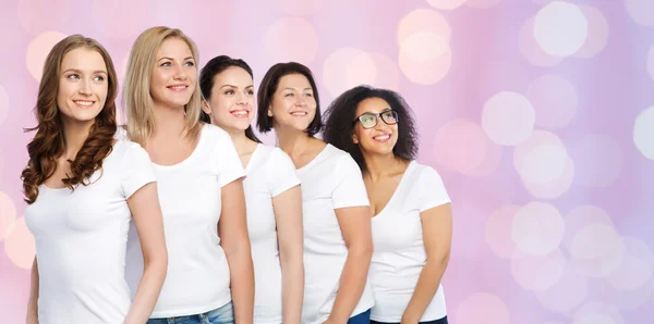 Gruppo di donne felici diverse in t-shirt bianche — Foto Stock