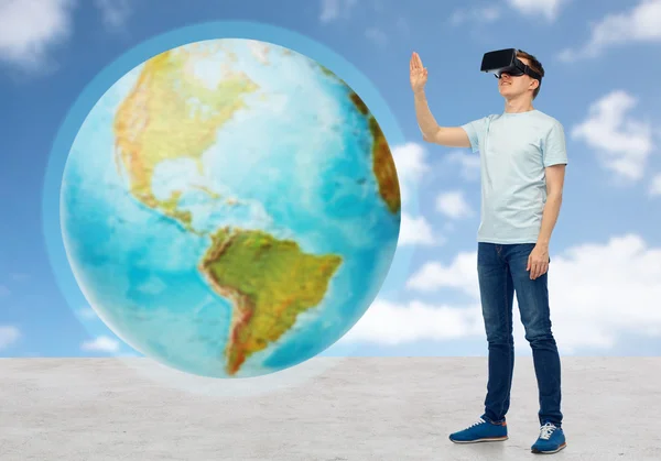 Gelukkig man in virtuele werkelijkheid hoofdtelefoon of 3D-bril — Stockfoto