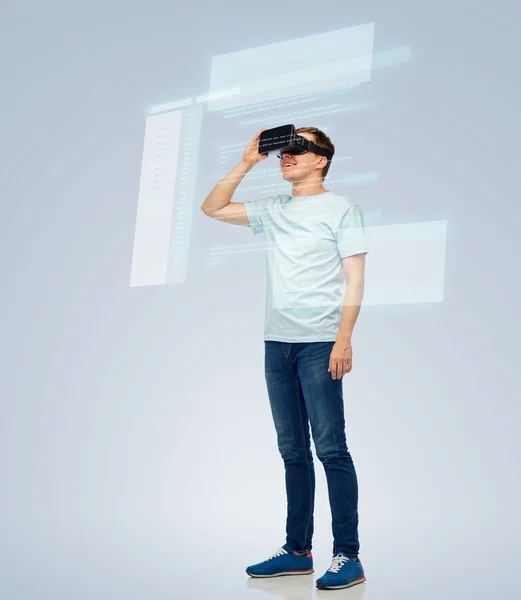 Homem feliz no fone de ouvido realidade virtual ou óculos 3d — Fotografia de Stock