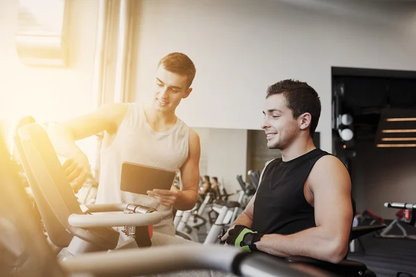 Männer beim Training an Fitnessgeräten — Stockfoto