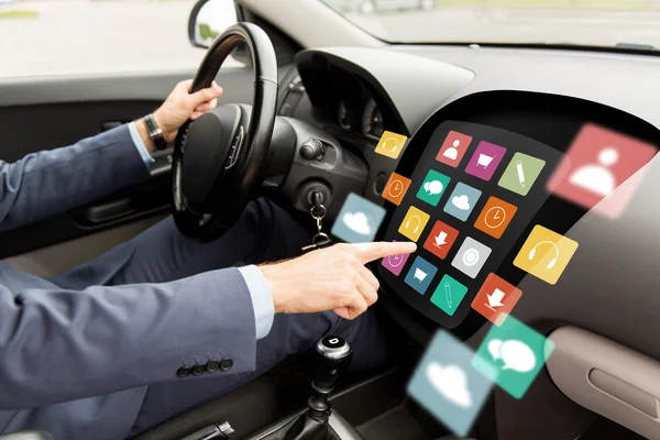 Человек за рулем автомобиля с иконками меню на борту компьютера — стоковое фото