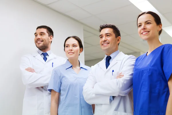 Groep gelukkig medics of artsen in het ziekenhuis — Stockfoto