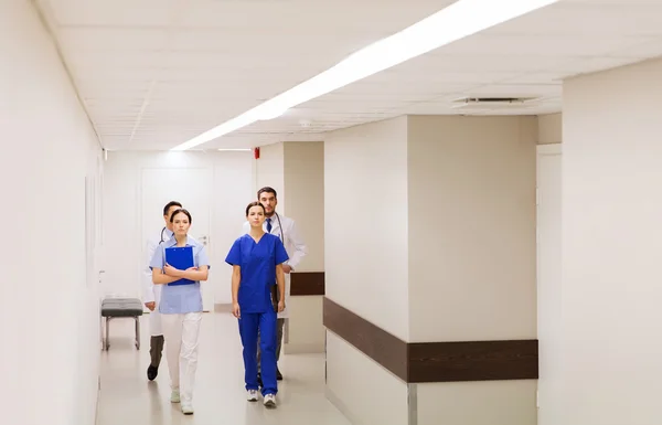 Group of medics or doctors walking along hospital — Stock Photo, Image