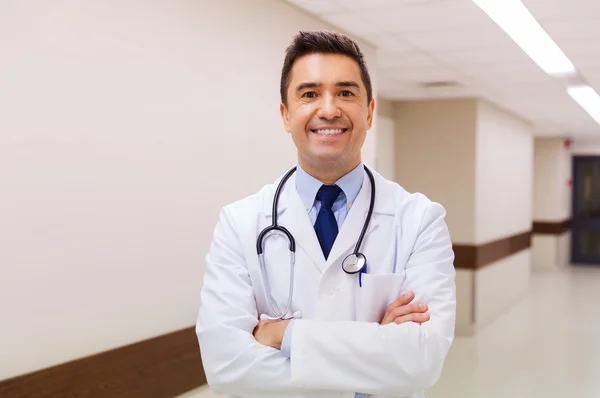 Médico sonriente de bata blanca en el hospital — Foto de Stock