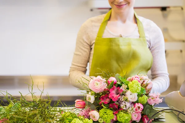 Close up van vrouw maken bos op bloemenwinkel — Stockfoto