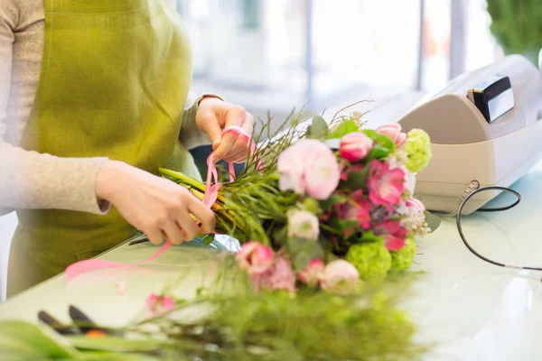 Primer plano de la mujer haciendo ramo en la tienda de flores — Foto de Stock