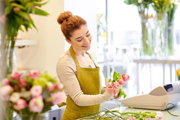 Lachende bloemist vrouw maken bos op bloemenwinkel — Stockfoto