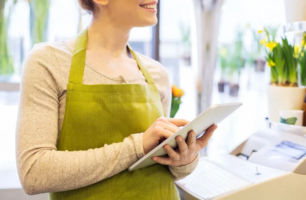 Woman with tablet pc computer at flower shop — Stock Photo, Image