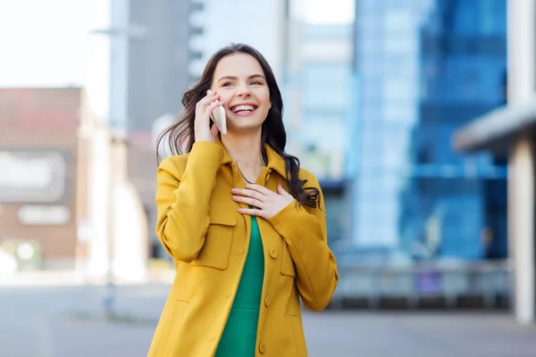 Lachende jonge vrouw of meisje bellen op smartphone — Stockfoto