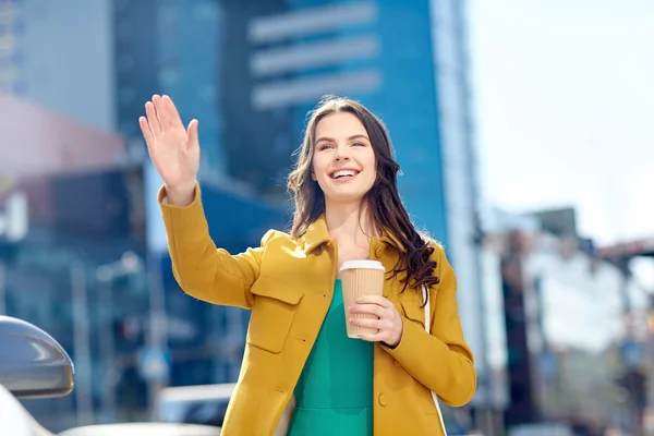 Glad ung kvinna dricker kaffe på ort gata — Stockfoto