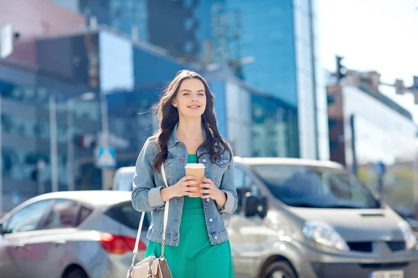 Boldog, fiatal nő, kávét inni a város utca — Stock Fotó