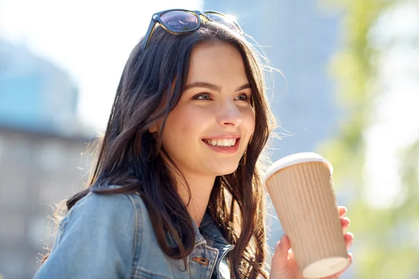 Szczęśliwa młoda kobieta, picie kawy na ulicy miasta — Zdjęcie stockowe