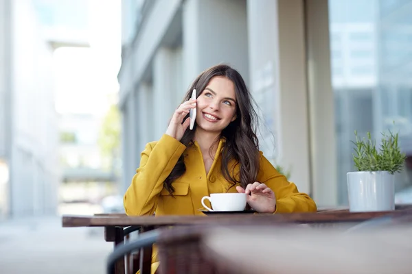 Mulher feliz chamando no smartphone no café da cidade — Fotografia de Stock