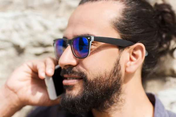 Hombre con teléfono inteligente llamando en la calle de la ciudad —  Fotos de Stock