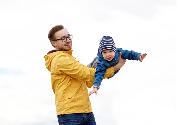 Otec se synem hraje a baví venku — Stock fotografie