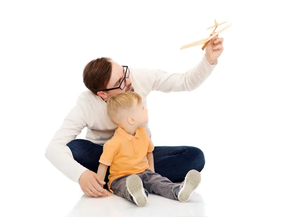 Vater und kleiner Sohn spielen mit Spielzeugflugzeug — Stockfoto