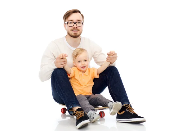 Pai feliz e filho pequeno no skate — Fotografia de Stock