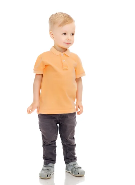 Glad liten pojke i casual kläder — Stockfoto