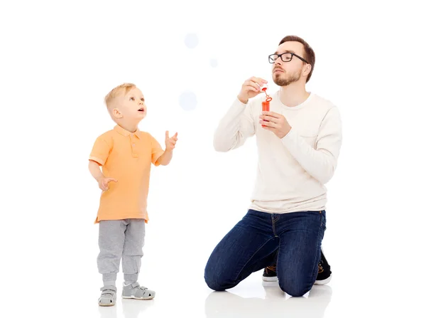 Padre con figlio soffia bolle e divertirsi — Foto Stock
