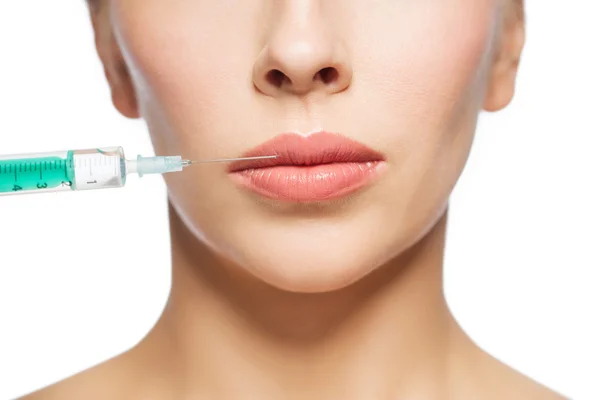 Visage de femme et seringue faisant l'injection Image En Vente