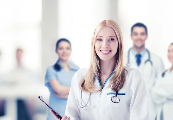 Médico feminino com estetoscópio — Fotografia de Stock